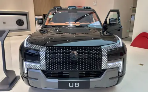 Czarny BYD Yangwang U8 z otwartymi drzwiami, prezentujący imponujący grill i nowoczesne reflektory.