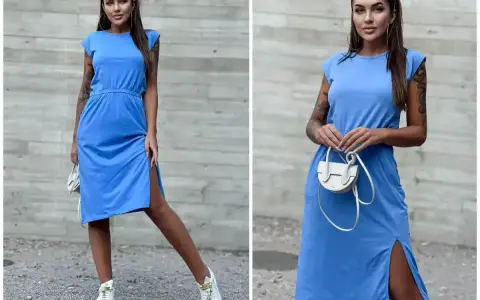 Kobieta w niebieskiej sukience z rozcięciem i białymi sneakersami. Idealne buty do niebieskiej sukienki na co dzień.