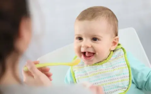 Co powinno umieć 5 miesięczne dziecko? Kluczowe umiejętności i porady