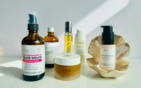 Routine peau sèche : huile démaquillante, baume de nuit et autres soins pour une peau hydratée et nourrie.