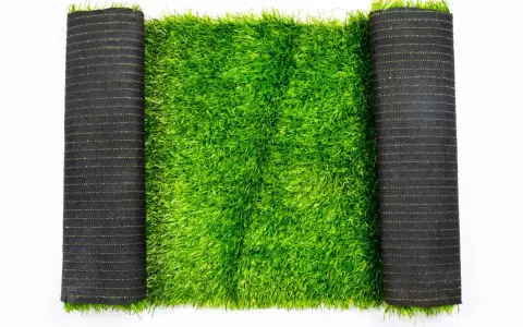 Rollo de césped artificial verde brillante, listo para peinar y colocar.