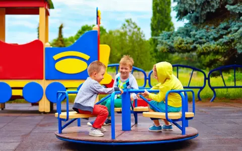 Bezpieczny plac zabaw: Kto dba o dzieci? Poznaj swoje prawa!
