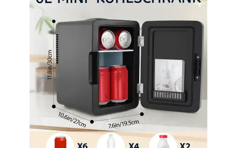 Czarna, otwarta mini lodówka z napojami w puszkach i butelkach, z wymiarami.