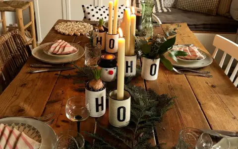 Table de Noël rustique et naturelle, ambiance chaleureuse. Bougies, verdures et décorations DIY pour une deco table noel nature a faire soi meme.