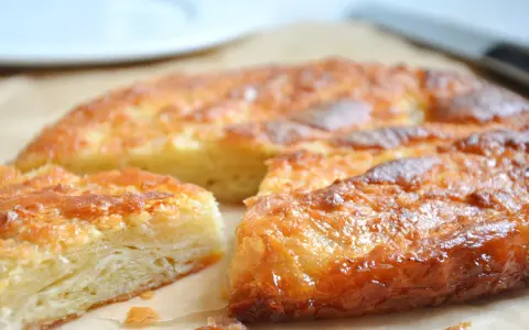 Saftige Kouign Amann mit karamellisierter Kruste, geschichtet und goldbraun gebacken.
