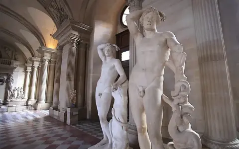 Les sculptures en marbre d'Amour et Psyché de Canova, dans un musée avec des colonnes et un sol à damier.
