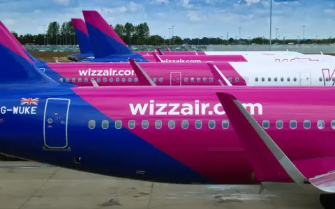 Rząd różowych samolotów Wizzair na płycie lotniska. Może to być widok przed lub po zwrocie biletu Wizzair.