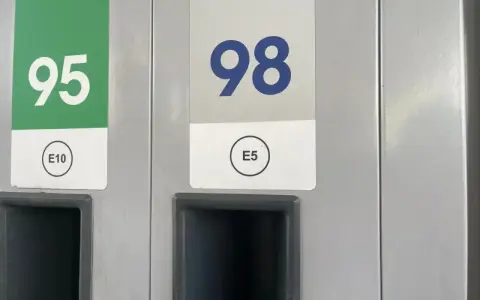 Dwa dystrybutory paliwa: z zieloną etykietą "95 E10" i szarą "98 E5". Wybór benzyny.