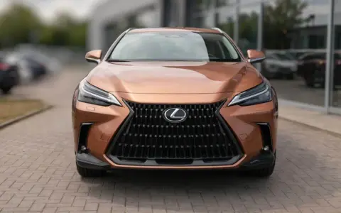 Nowy Lexus 350h w kolorze miedzianym prezentuje się elegancko przed salonem.