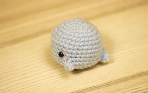 Adorable ballena amigurumi azul, perfecta para un reno amigurumi patron gratis. ¡Te encantará tejerla!