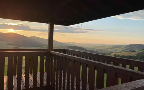 Widok z wieży widokowej na malownicze **beskid niski szczyty** o zachodzie słońca.