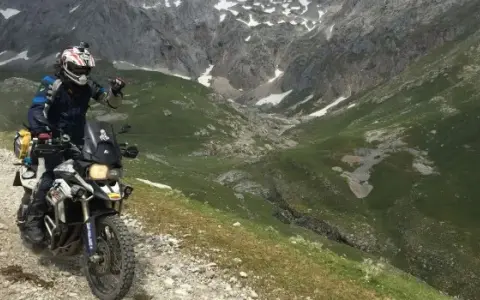 Conquista la montaña en moto: Guía de mototurismo off-road en España