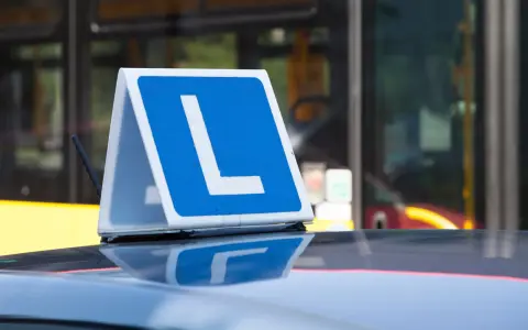 Znak "L" na dachu samochodu symbolizuje naukę jazdy. Chcesz wiedzieć, jak zostać instruktorem jazdy? To pierwszy krok do kariery!