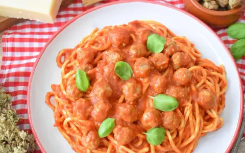 Spaghetti z pulpecikami: soczyste kulki i sos, który zawsze się udaje