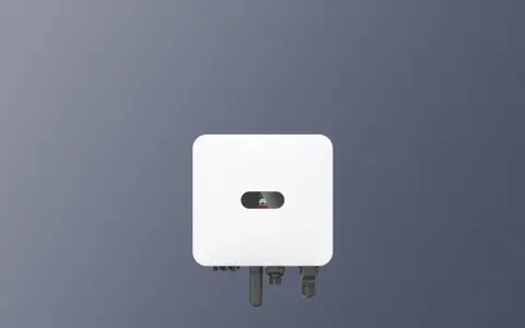 Biały falownik Huawei 6kW z logo Huawei i zielonymi diodami.