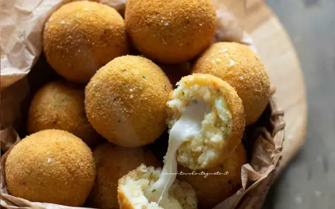 Deliziose polpette di patate dorate e croccanti, con un cuore filante di formaggio.