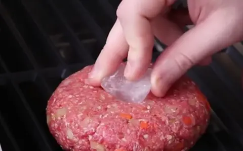 Myśląc o idealnym burgerze: Jak zrobić soczyste mięso w domu?