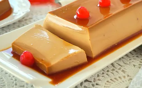 Delicioso flan de café sin horno, con caramelo líquido y cerezas rojas, listo para disfrutar.
