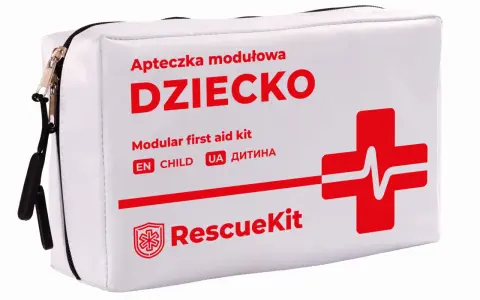 Biała apteczka na wyjazd z dzieckiem, z napisem "DZIECKO" i czerwonym krzyżem ratunkowym. Zapewni bezpieczeństwo podczas każdej podróży.