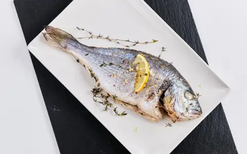 Dorada a la espalda, horneada con limón y tomillo, lista para disfrutar.