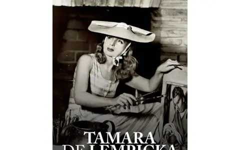 Tamara de Lempicka, artiste peintre, esquisse une œuvre. Son chapeau large et sa robe rayée évoquent le style Art déco de ses œuvres d'art.