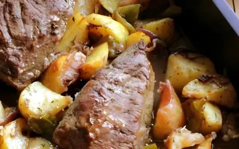 Jugosa picanha asada con patatas doradas y hierbas aromáticas, un plato perfecto para compartir.