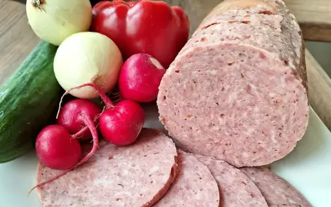 Kiełbasa tyrolska: Jak przygotować idealną wędlinę w domu