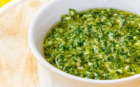 Un invitante bagnetto verde piemontese, fresco e profumato, pronto per condire la pasta.