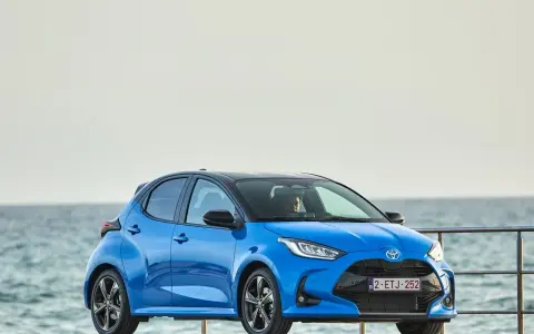 Niebieski Toyota Yaris z czarnym dachem, idealne jakie auto do 50 tys. na wakacyjne wyjazdy nad morze.