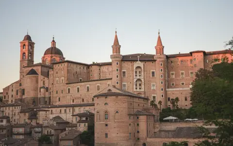 Palazzo Ducale di Urbino, uno dei borghi centro Italia da visitare, domina il paesaggio con la sua imponenza.