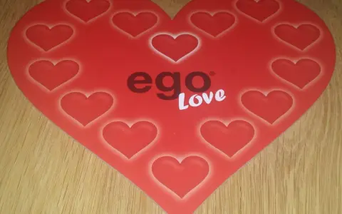 Czerwone serce z logo "ego Love" i mniejszymi serduszkami.