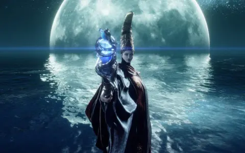 Renna, la hechicera de Elden Ring, sostiene un orbe azul brillante bajo una gran luna.