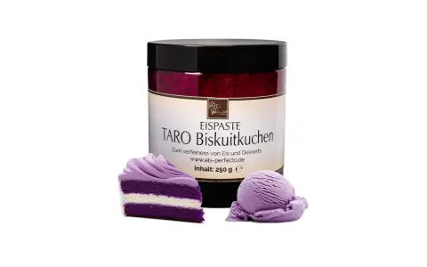 Lila Taro Biskuitkuchen-Eiscreme-Paste in einem Glas, daneben ein Stück Kuchen und eine Kugel Eis.