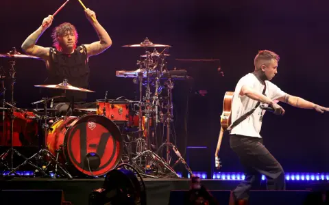 Tyler Joseph i Josh Dun podczas koncertu twenty one pilots w Polsce. Energia na scenie!