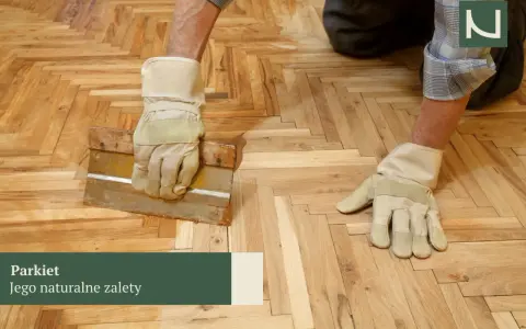 Ręce w rękawiczkach pracują nad drewnianą posadzką, układając parkiet w jodełkę.