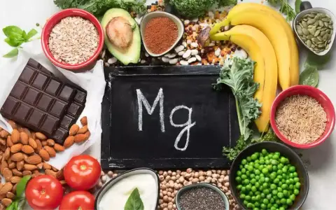 Magnesiumreiche Lebensmittel wie Mandeln, Schokolade und Bananen sind wichtig. Die Frage welches Magnesium in der Schwangerschaft am besten ist, wird durch diese Auswahl beantwortet.