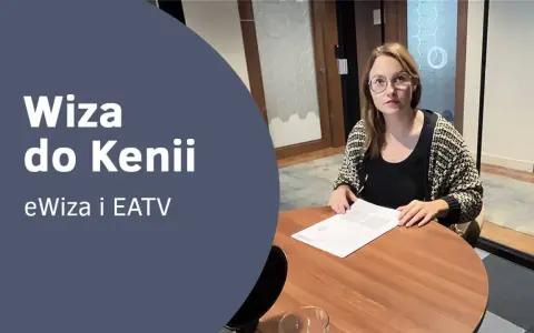 Kobieta przy biurku omawia wiza do Kenii. Informacje o eWizie i EATV.