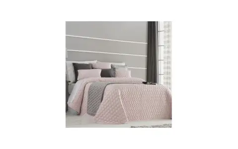 Colchas antilo outlet: cama vestida con colcha rosa acolchada y cojines grises y rosas.