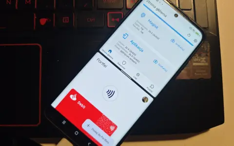 Telefon z aplikacją Magisk, która jest kluczowa, by dowiedzieć się, jak zrootować telefon. Widoczny też portfel z kartą płatniczą.