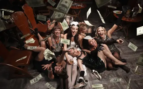 Mujeres celebrando con dinero volando, ¡parece que estas pruebas de despedida de soltera son un éxito total!