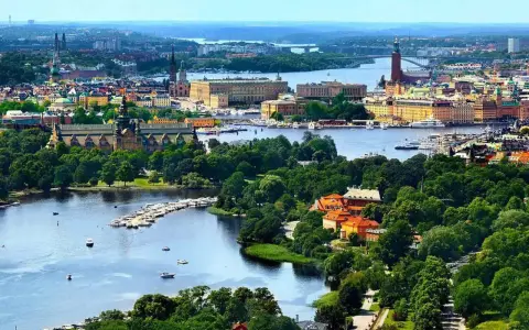 Blick auf Stockholm mit Wasserwegen und grünen Ufern. Perfekt für ein Auslandspraktikum in Schweden.