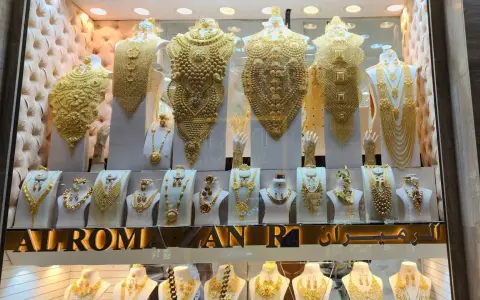 Dubaj lotnisko: Co kupić? Złoto, perfumy, daktyle jak oszczędzić?