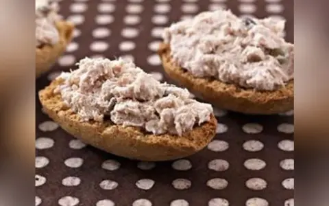 Petits toasts garnis de rillettes de maquereau, parfaits pour un apéritif savoureux.