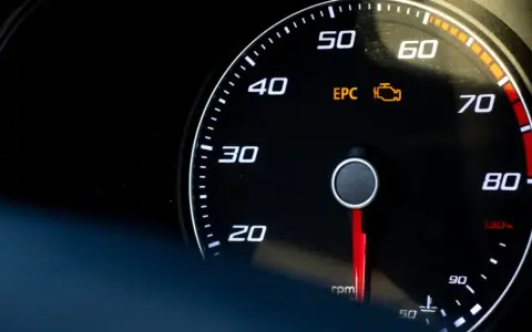 Check Engine: Co oznacza i czy możesz jechać? Poradnik eksperta