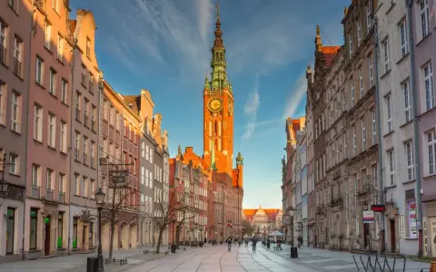 Gdańska starówka z Ratuszem Głównym, świadectwo historii i tego, kiedy powstał Gdańsk.
