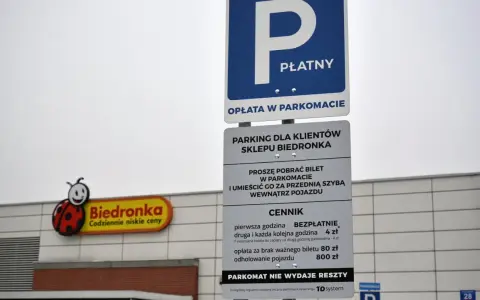 Znak parkingu płatnego przy Biedronce. Uważaj, by nie dostać mandatu za parkowanie, bo opłata za brak biletu to 80 zł.
