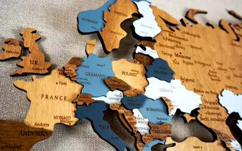 Drewniana mapa Europy z zaznaczonymi krajami. Widoczne m.in. Francja, Niemcy, Polska, Włochy, Skandynawia. Eog co to? To piękna dekoracja ścienna.