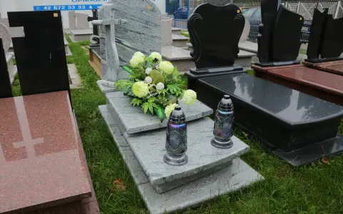 Jak ozdobić pomnik na cmentarzu? Inspiracje i trwałe rozwiązania.