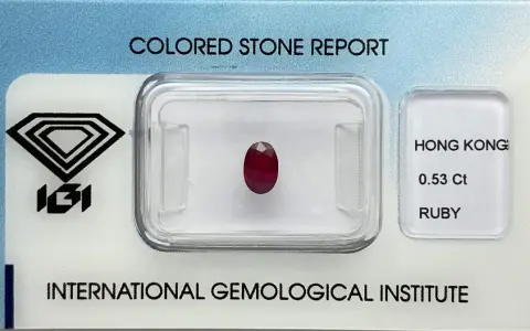 Un piccolo rubino ovale, 0.53 Ct, certificato dall'International Gemological Institute.