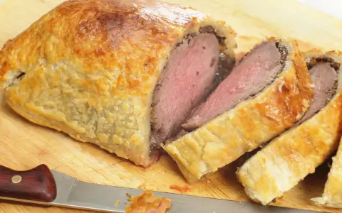 Saftiges Rinderfilet im Blätterteig, perfekt geschnitten, bereit als Hauptgericht mit passenden Beilagen.